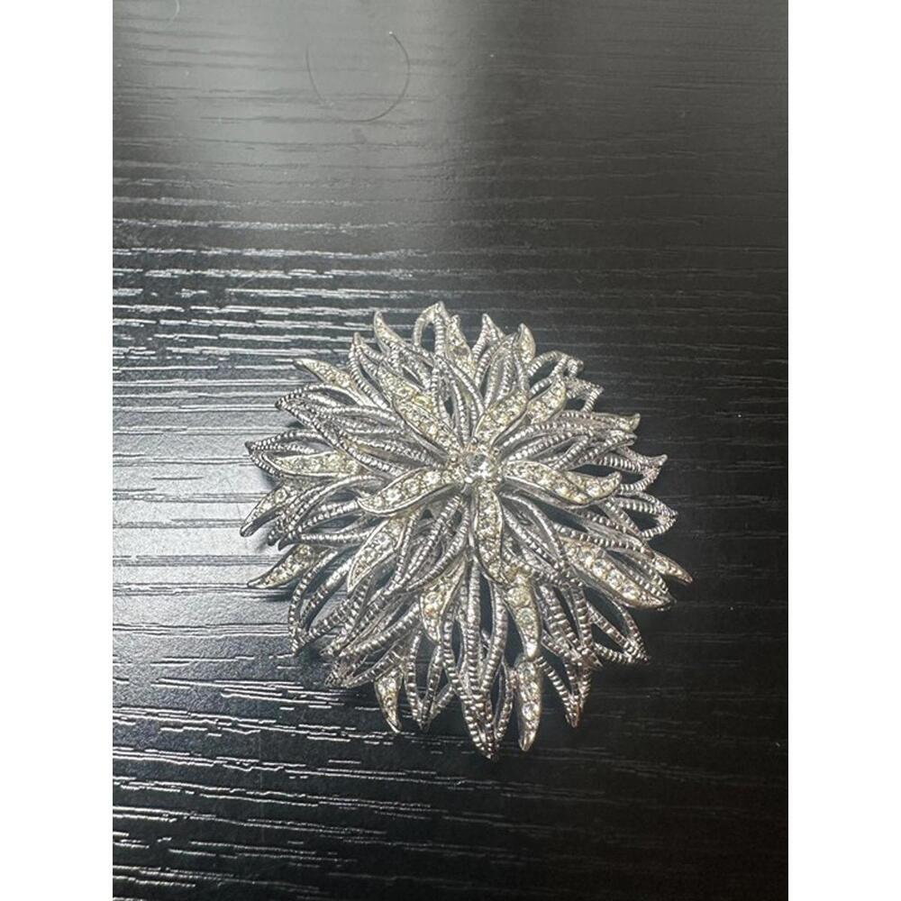 Silver Rhinestone Floral Burst Brooch – Vintage Style Pin